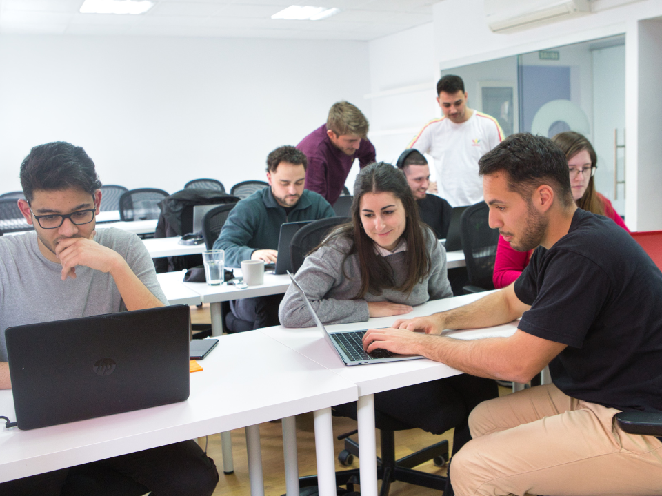 Figura 2 Estudiantes en un bootcamp presencial
