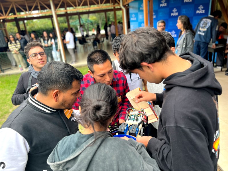 Figura 7 Estudiantes PUCE en campus Nayón